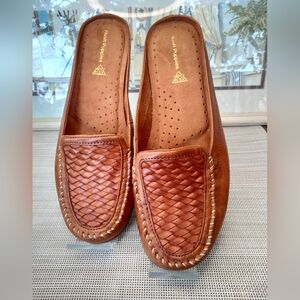 Hush Puppies Brown Woven Slip-on Loafers. Size 9. Very Nice Casual Shoes.